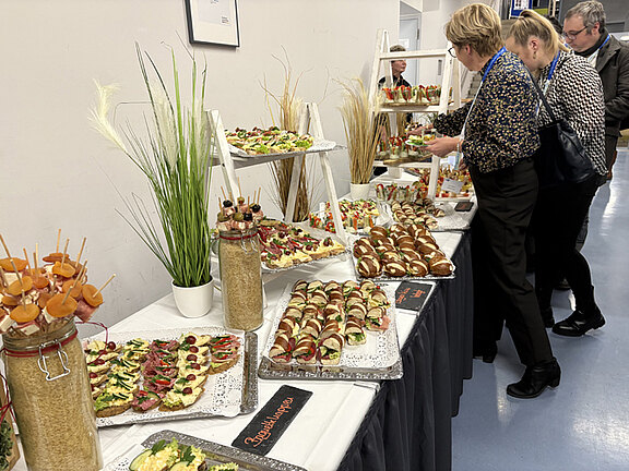 Veranstaltungsfoto Wirtschaft trifft Wissenschaft - Foyer Hörsaalgebaeude - Catering mit leckeren Speisen