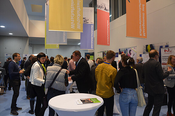 Veranstaltungsfoto Wirtschaft trifft Wissenschaft - Foyer Hörsaalgebaeude - Austausch der Teilnehmenden