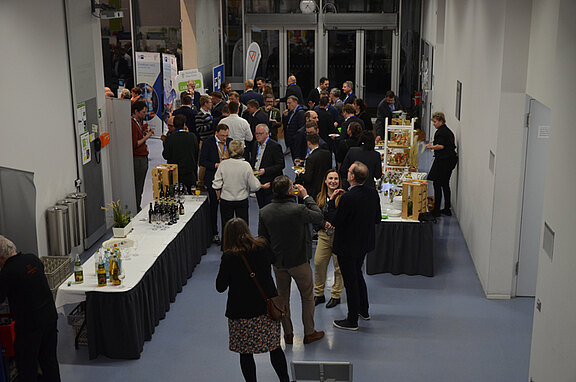 Veranstaltungsfoto Wirtschaft trifft Wissenschaft - Foyer Hörsaalgebaeude - Austausch der Teilnehmenden